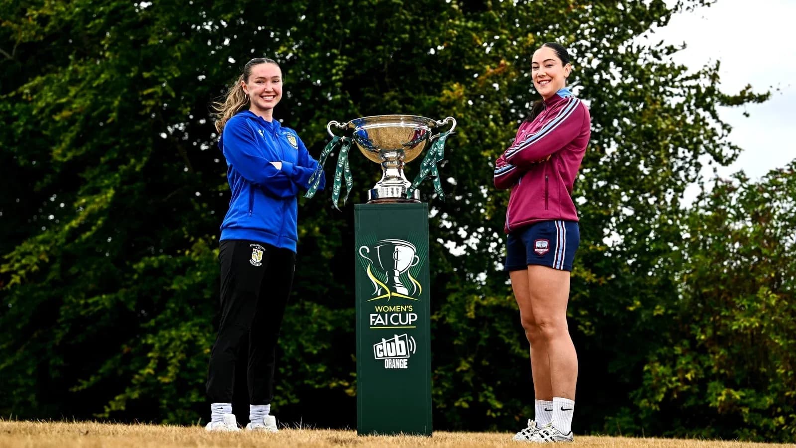 Jugadoras posando con el trofeo de la Women's FAI Cup Jugadoras posando con el trofeo de la Women's FAI Cup