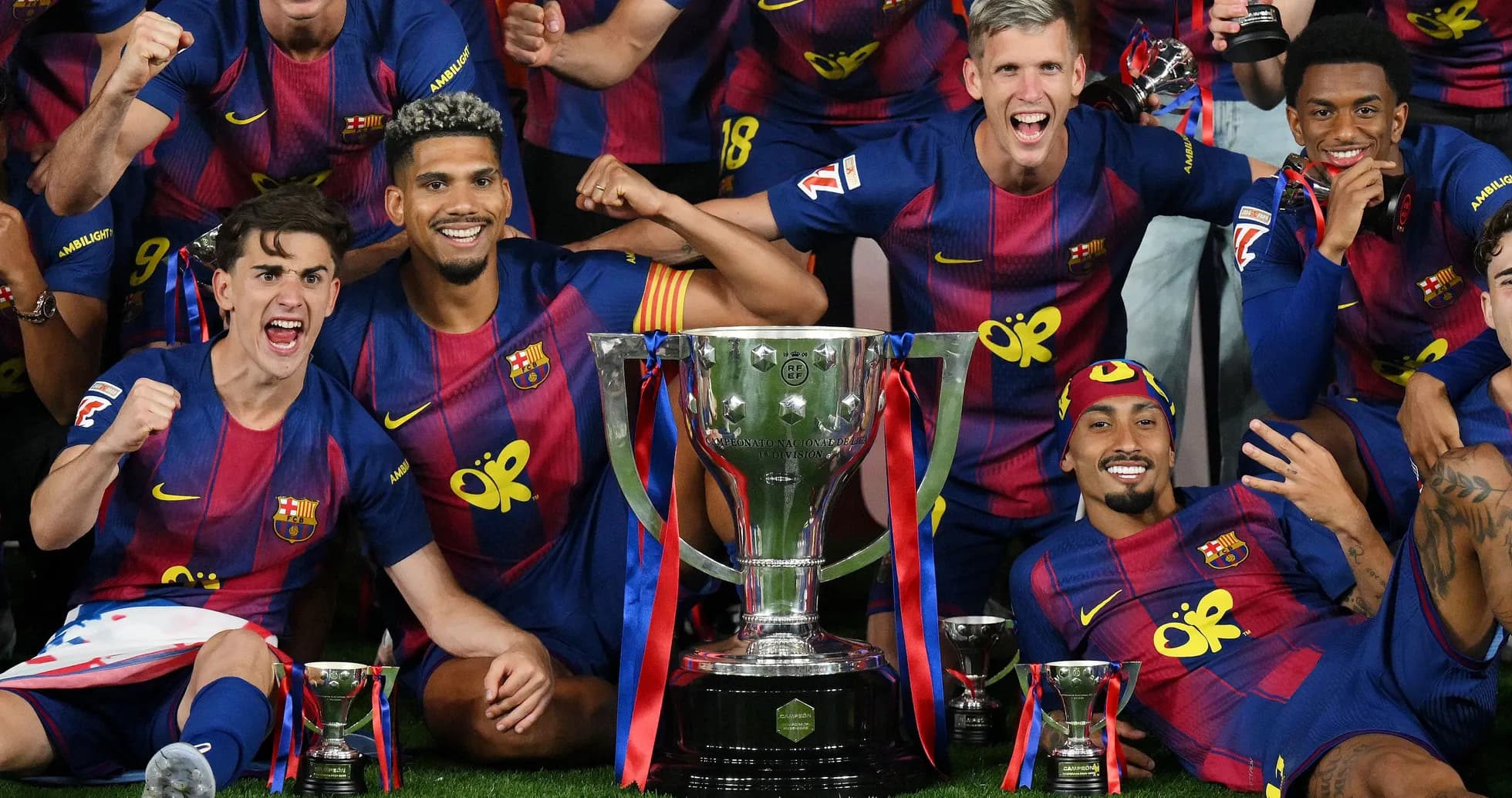 Jugadores del Barcelona celebrando con trofeos Jugadores del Barcelona celebrando con trofeos