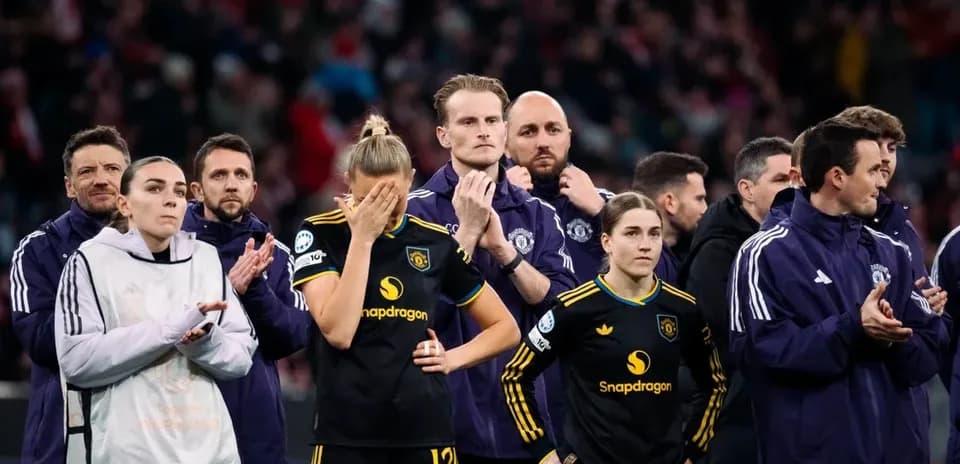 Jugadoras y entrenadores de equipo aplaudiendo en el campo Jugadoras y entrenadores de equipo aplaudiendo en el campo
