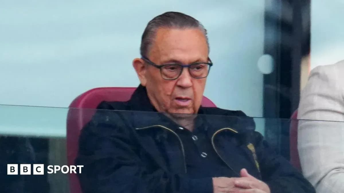Hombre en la tribuna durante un evento deportivo Hombre en la tribuna durante un evento deportivo