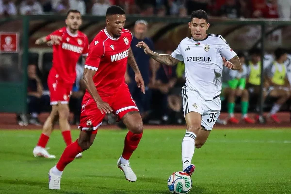 Jugador de Qarabag driblando a defensor de CSKA Jugador de Qarabag driblando a defensor de CSKA