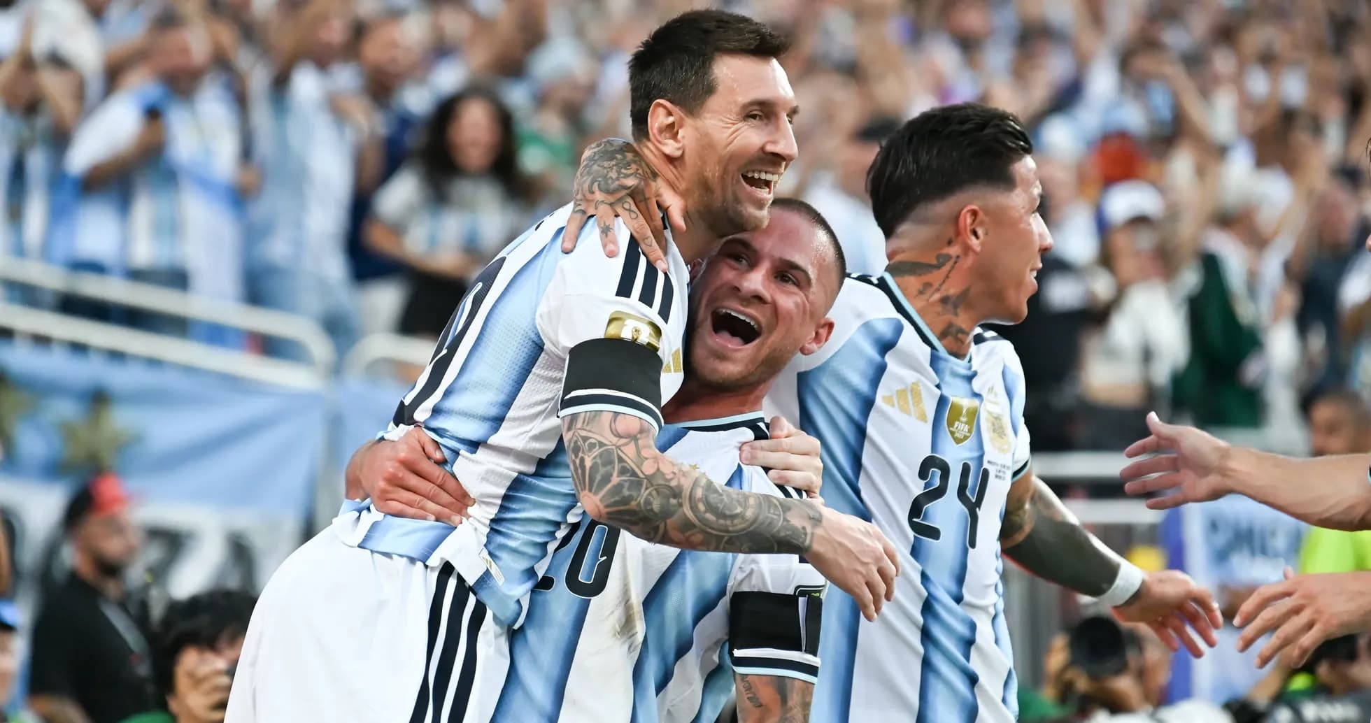Jugadores de Argentina celebrando un gol en partido Jugadores de Argentina celebrando un gol en partido