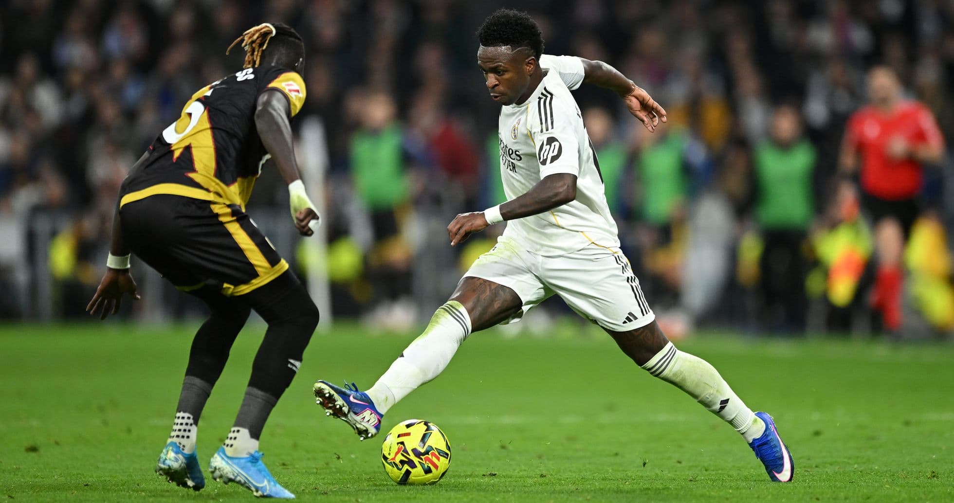 Vinícius Jr. dribbling durante el partido Vinícius Jr. dribbling durante el partido