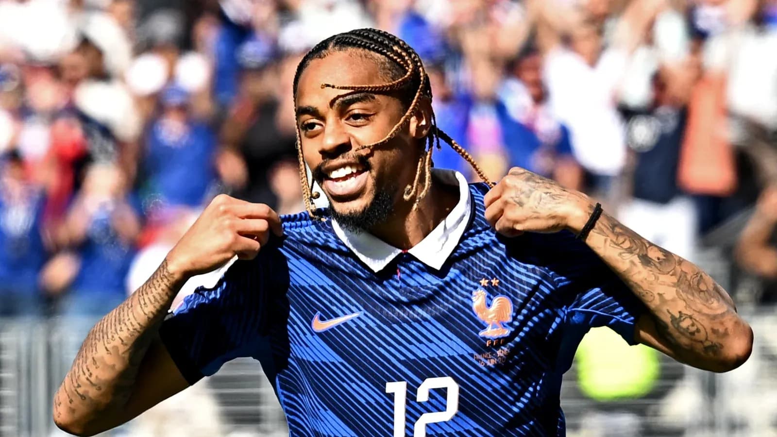 Jugador de Francia celebrando con su camiseta Jugador de Francia celebrando con su camiseta