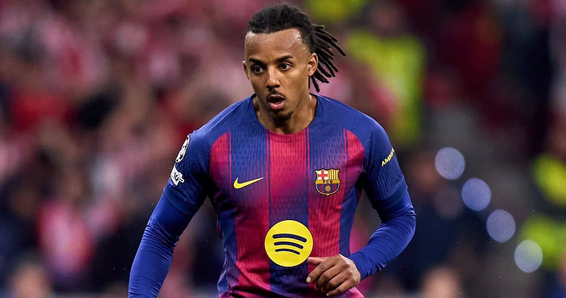 Jugador de Barcelona corriendo durante un partido Jugador de Barcelona corriendo durante un partido