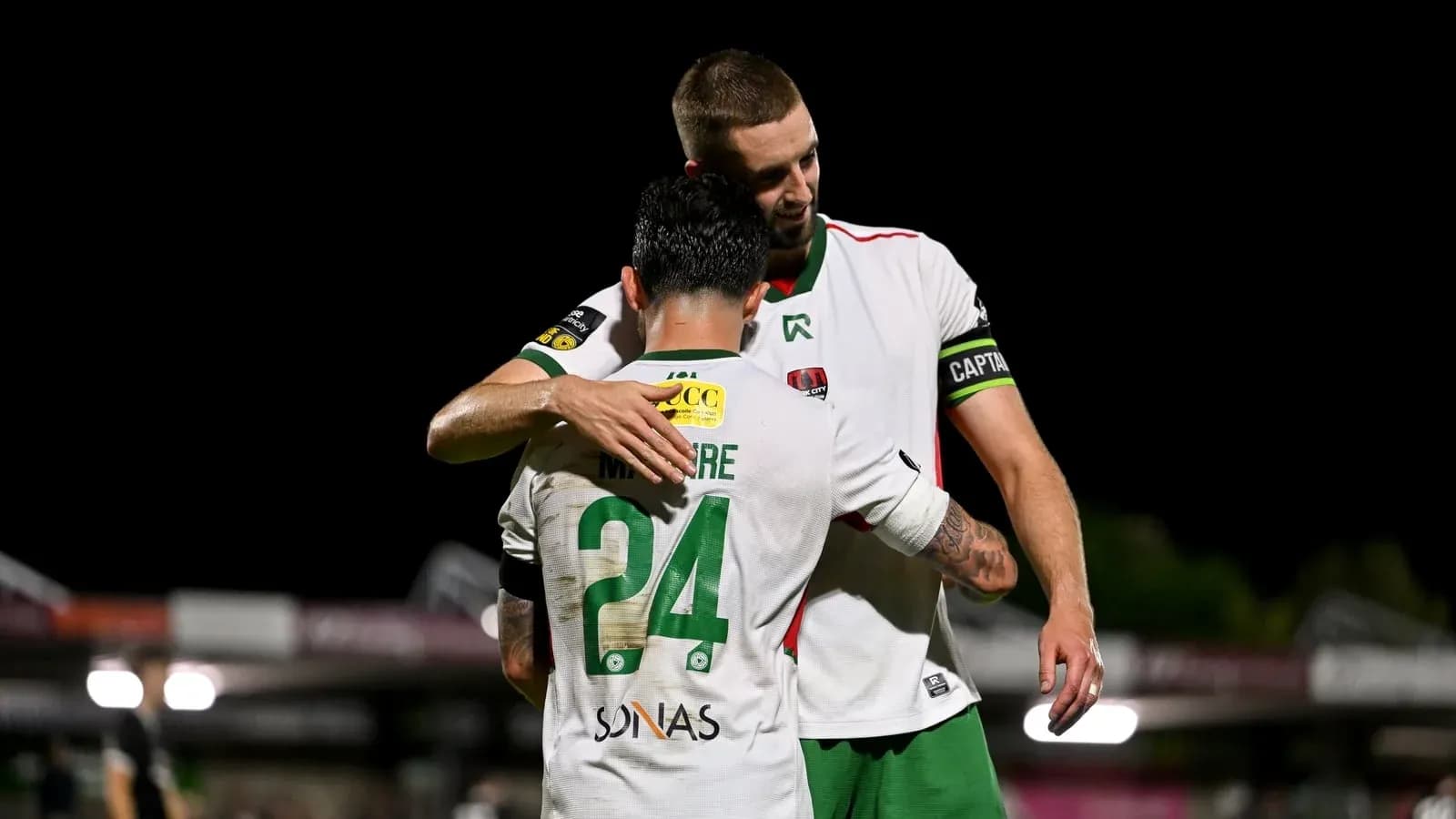 Jugadores abrazándose en el campo de fútbol Jugadores abrazándose en el campo de fútbol