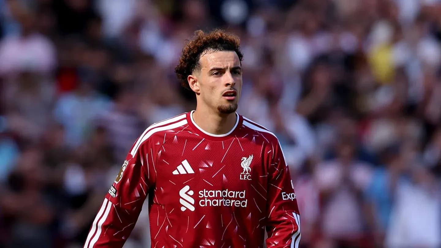 Jugador de Liverpool en campo durante partido Jugador de Liverpool en campo durante partido