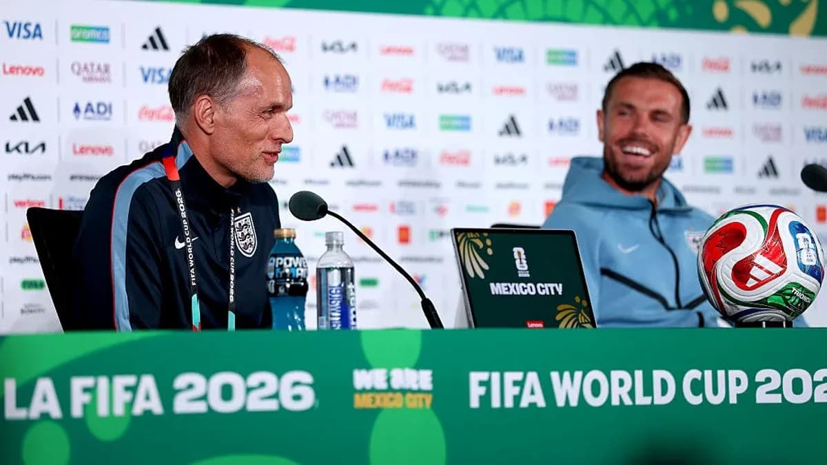 Entrenador y jugador en conferencia de prensa de FIFA Entrenador y jugador en conferencia de prensa de FIFA