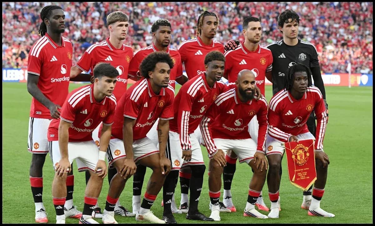 Jugadores de Manchester United posando en el campo Jugadores de Manchester United posando en el campo