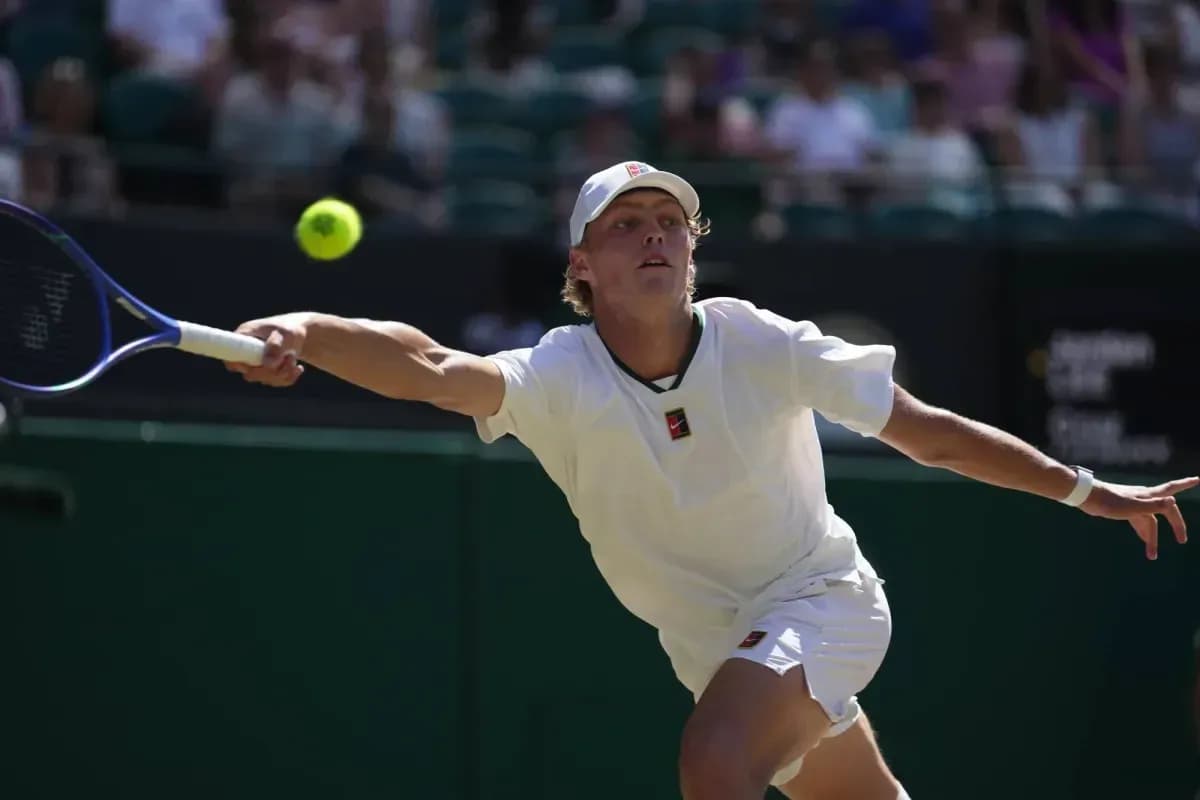 Jugador de tenis alcanzando una pelota en la cancha Jugador de tenis alcanzando una pelota en la cancha