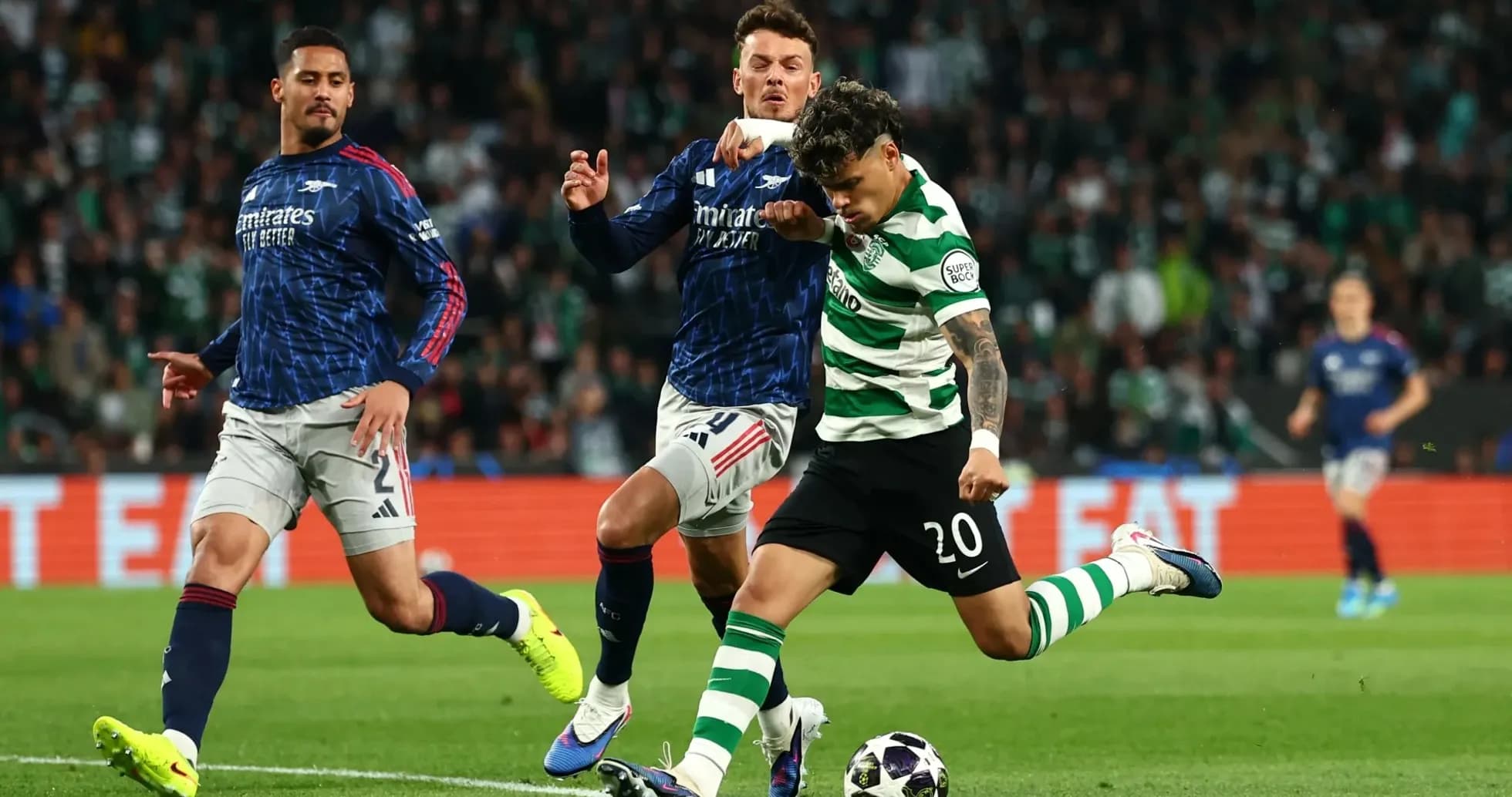 Jugador de Sporting lanzando el balón en un partido Jugador de Sporting lanzando el balón en un partido