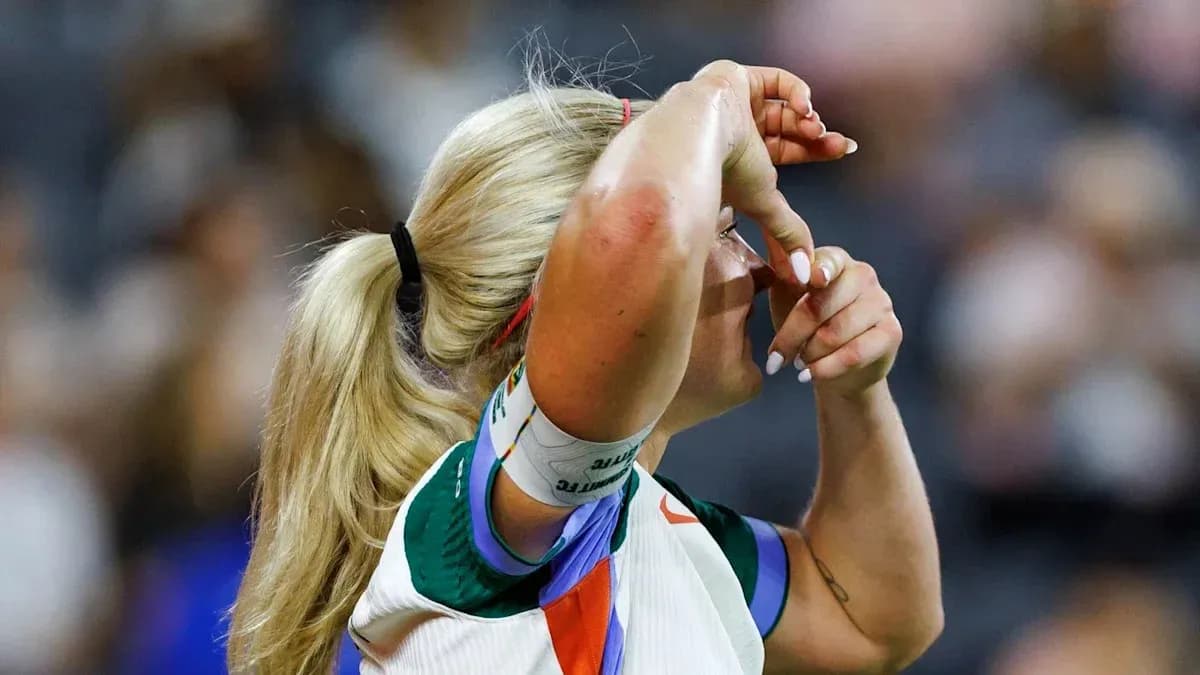 Jugadora ajustando su cinta en partido de tenis Jugadora ajustando su cinta en partido de tenis