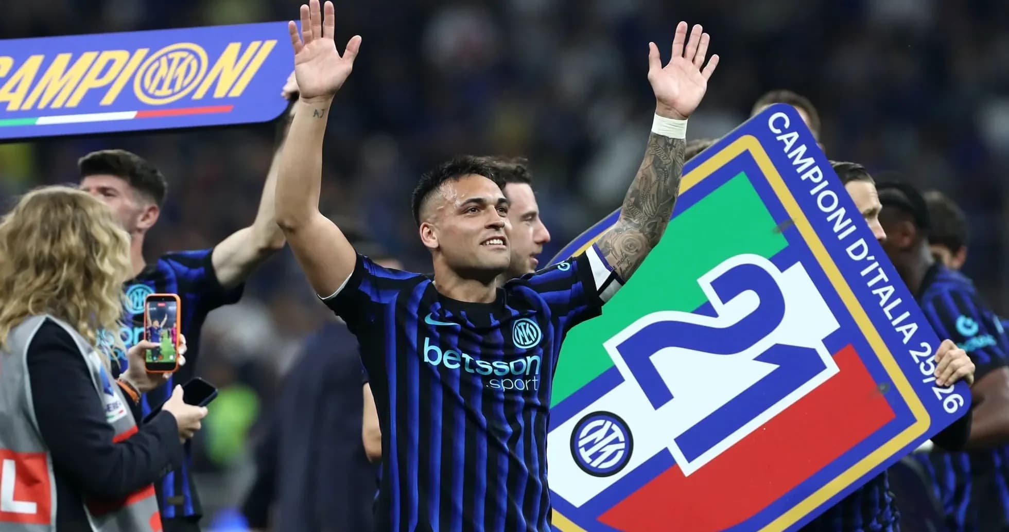 Lautaro Martínez celebrando con el trofeo de campeón Lautaro Martínez celebrando con el trofeo de campeón