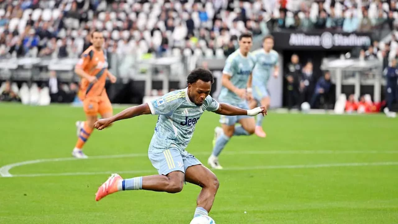Jugador de Juventus disparando en el partido Jugador de Juventus disparando en el partido