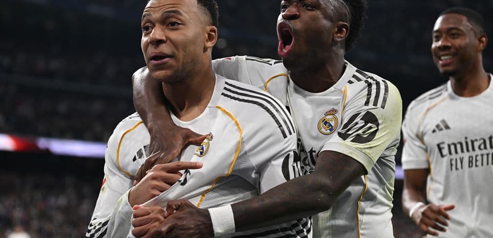 Jugadores de Real Madrid celebrando un gol Jugadores de Real Madrid celebrando un gol