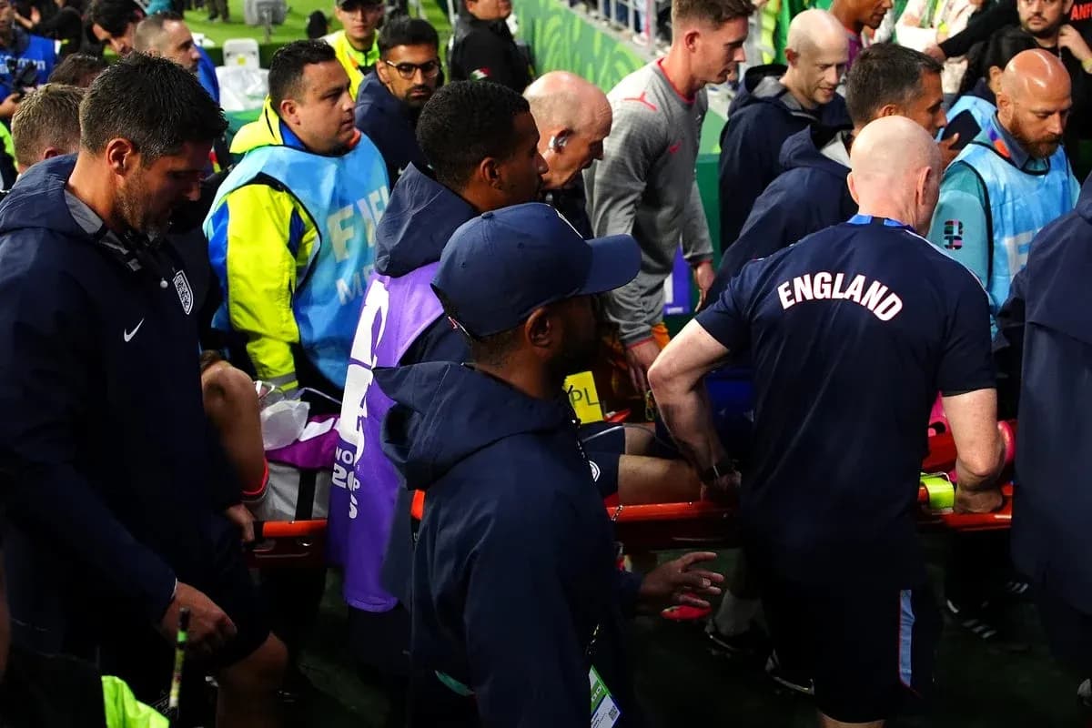 Jugadores y personal médico en el banquillo de Inglaterra Jugadores y personal médico en el banquillo de Inglaterra