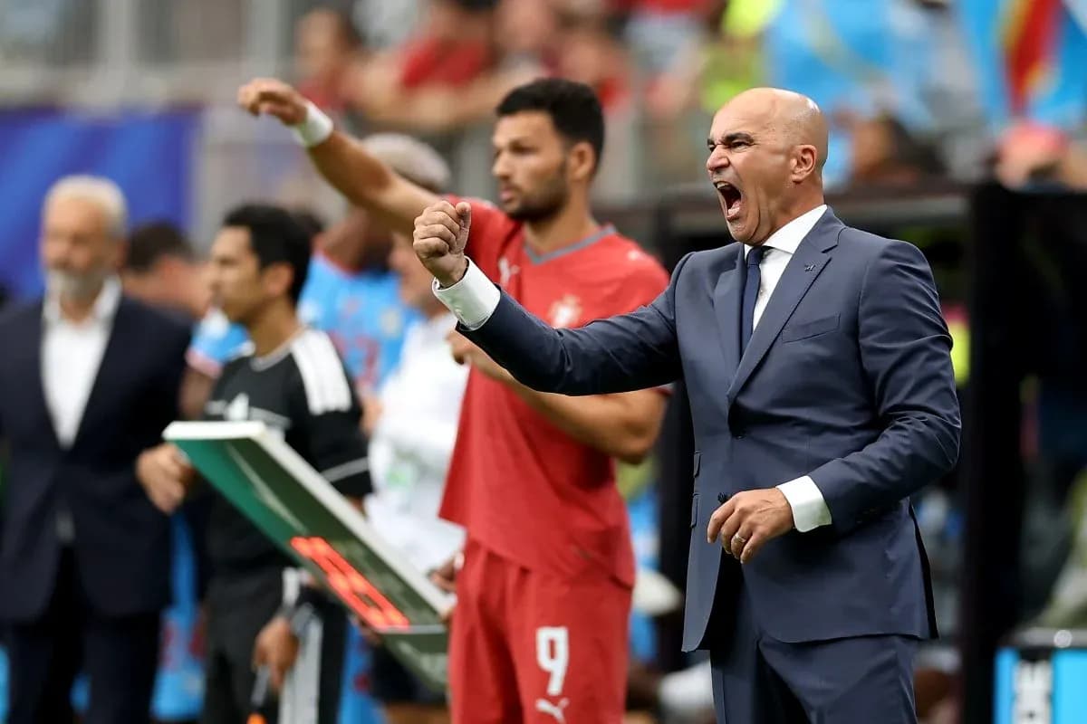 Entrenador dirigiendo a su equipo durante el partido Entrenador dirigiendo a su equipo durante el partido