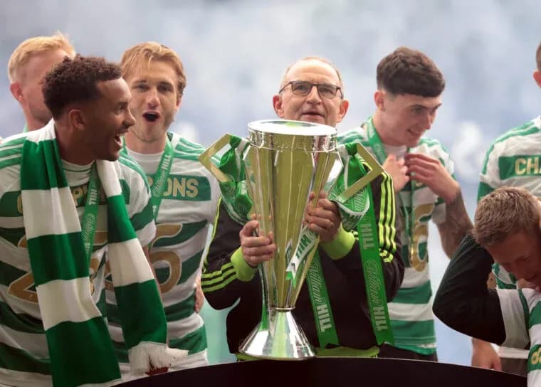 Jugadores de Celtic celebrando con el trofeo Jugadores de Celtic celebrando con el trofeo