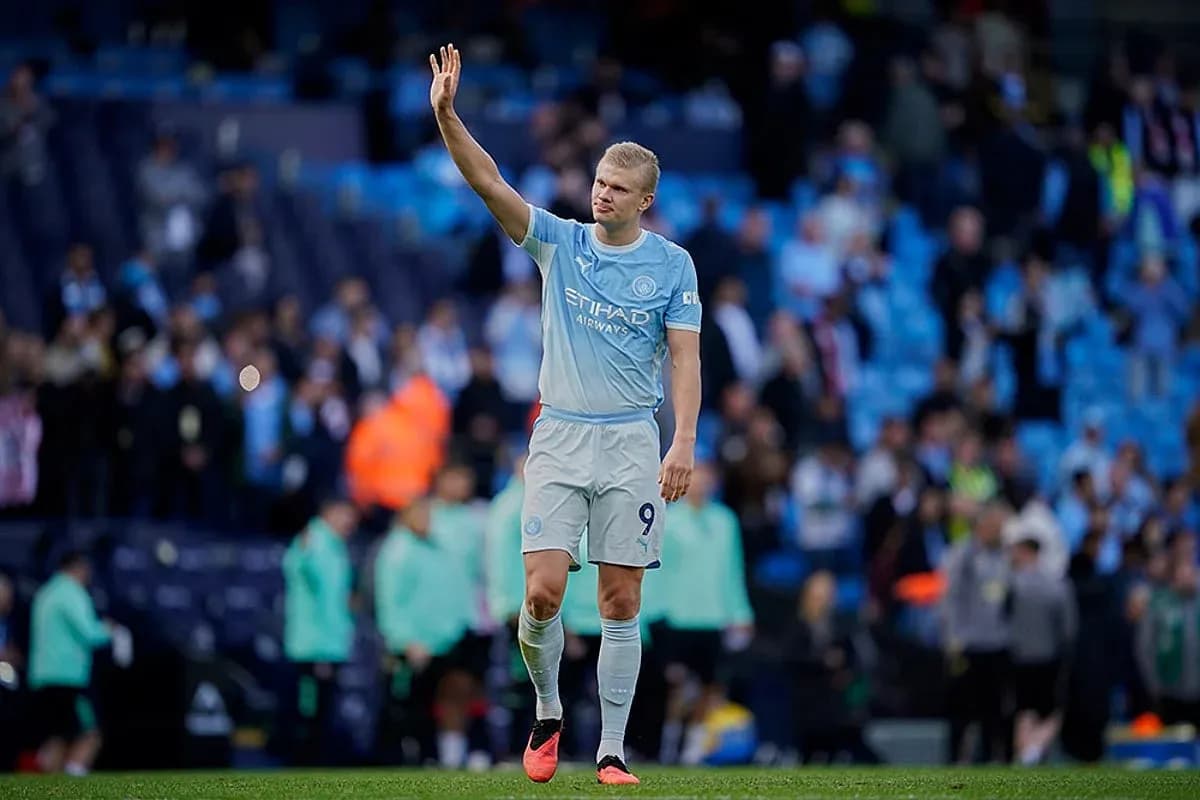 Jugador de Manchester City saludando a la afición Jugador de Manchester City saludando a la afición
