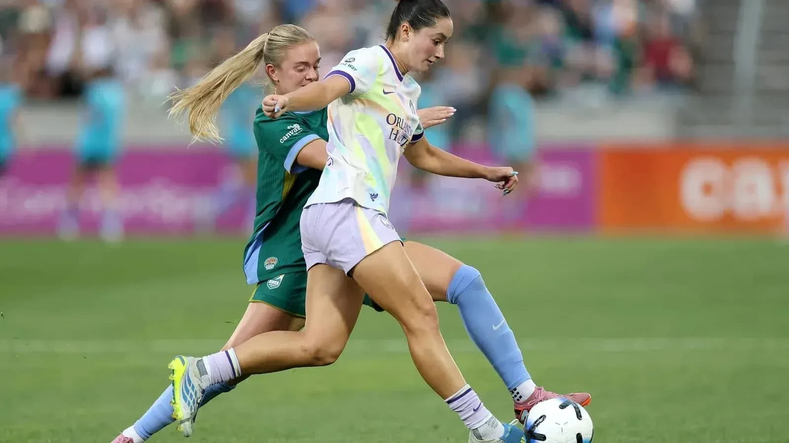 Jugadora de Orlando Pride driblando a rival de Bay FC Jugadora de Orlando Pride driblando a rival de Bay FC