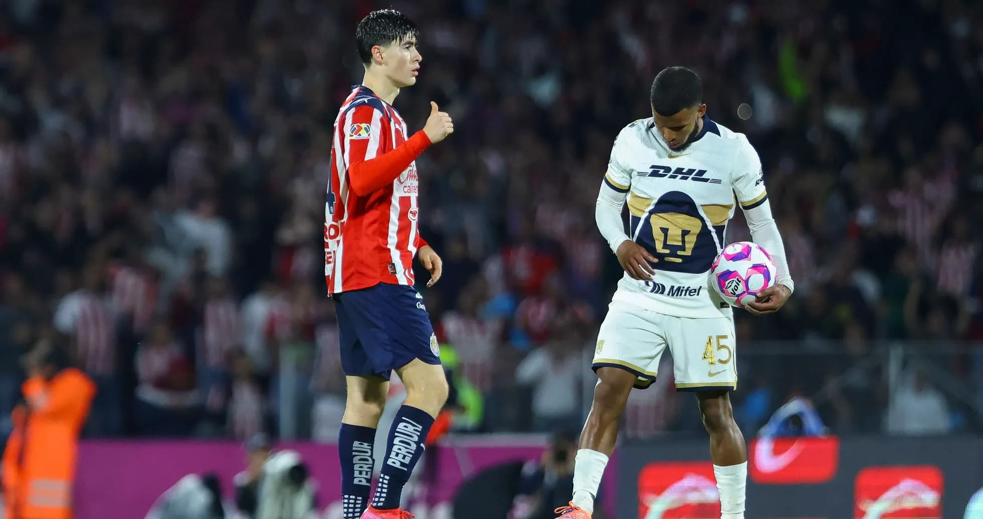 Jugadores de Chivas y Pumas en el partido Jugadores de Chivas y Pumas en el partido