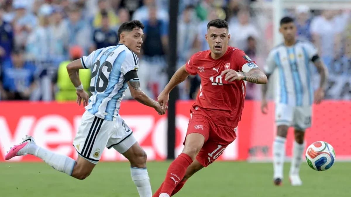 Jugadores de Argentina y Suiza compitiendo por el balón Jugadores de Argentina y Suiza compitiendo por el balón