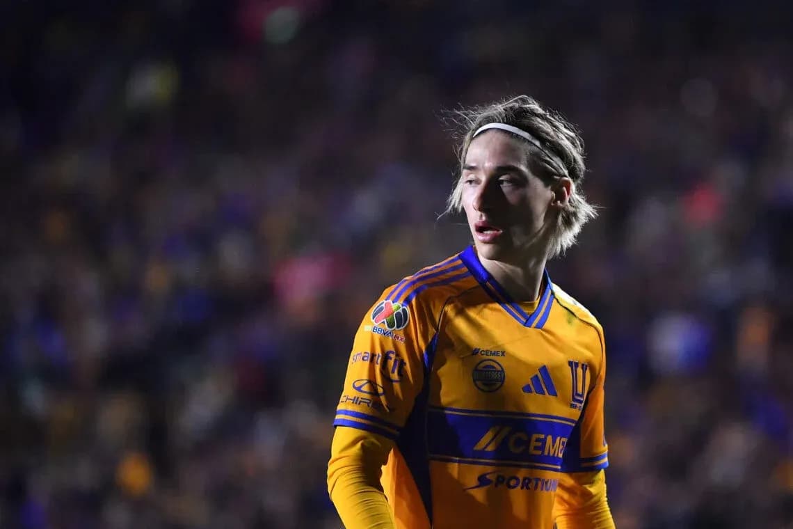 Jugador de Tigres UANL U21 en acción Jugador de Tigres UANL U21 en acción