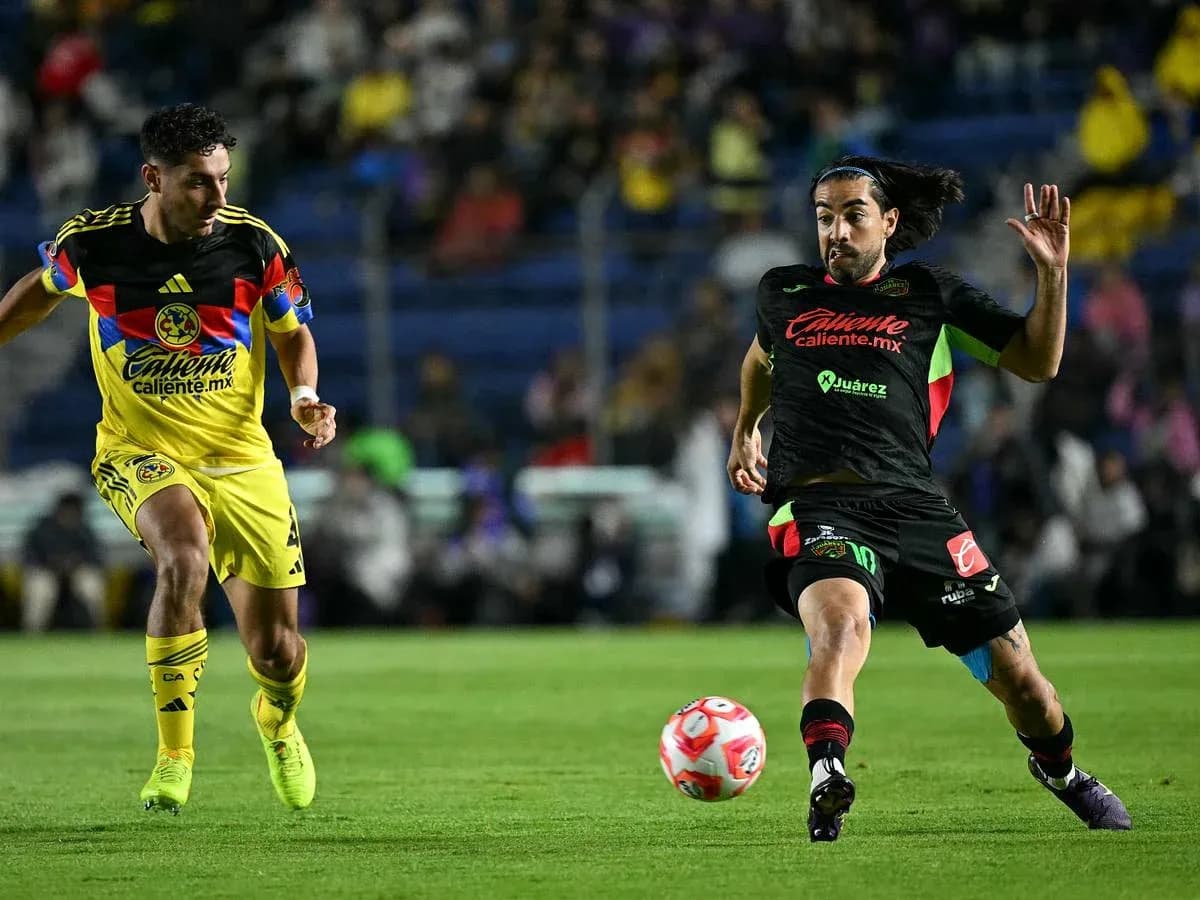 Jugadores de FC Juárez y Club América en acción Jugadores de FC Juárez y Club América en acción