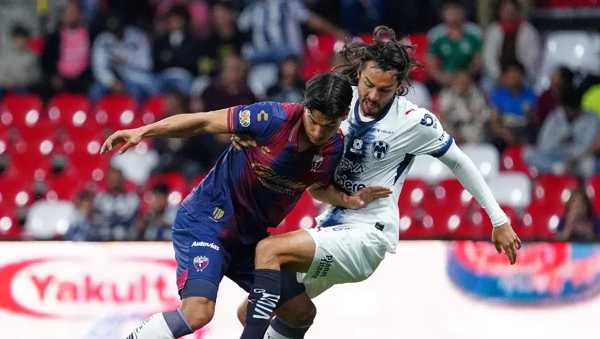 Dos jugadores compitiendo por el balón en Liga MX Dos jugadores compitiendo por el balón en Liga MX