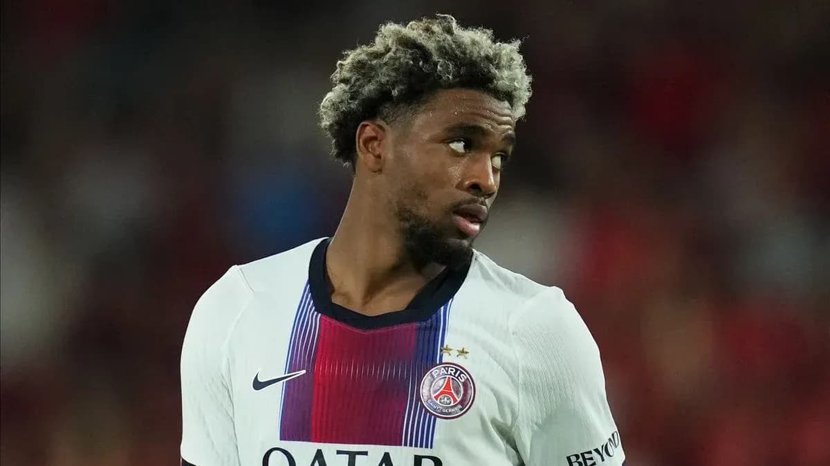 Jugador de PSG en acción durante el partido Jugador de PSG en acción durante el partido