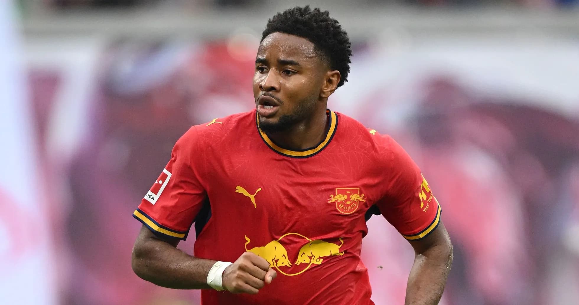 Jugador corriendo con camiseta de RB Leipzig Jugador corriendo con camiseta de RB Leipzig