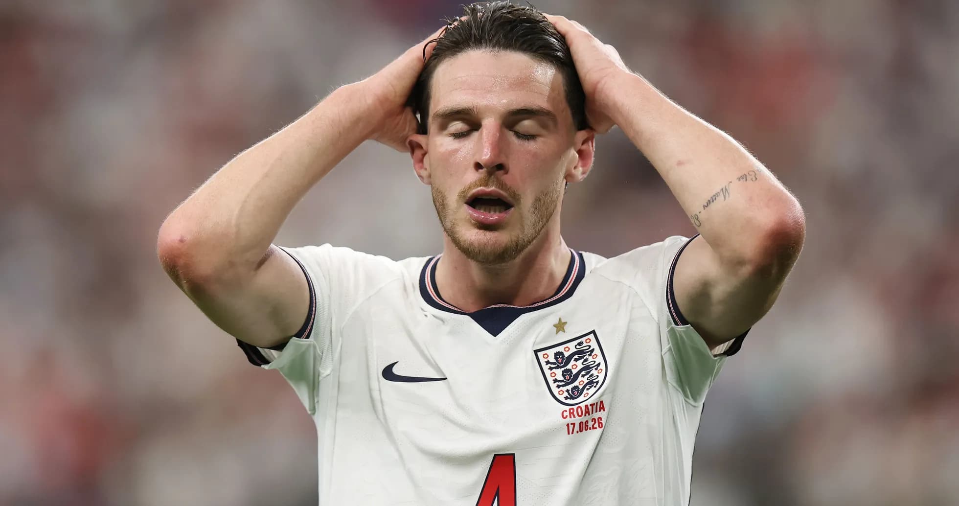Jugador con camiseta de Inglaterra mostrando frustración Jugador con camiseta de Inglaterra mostrando frustración