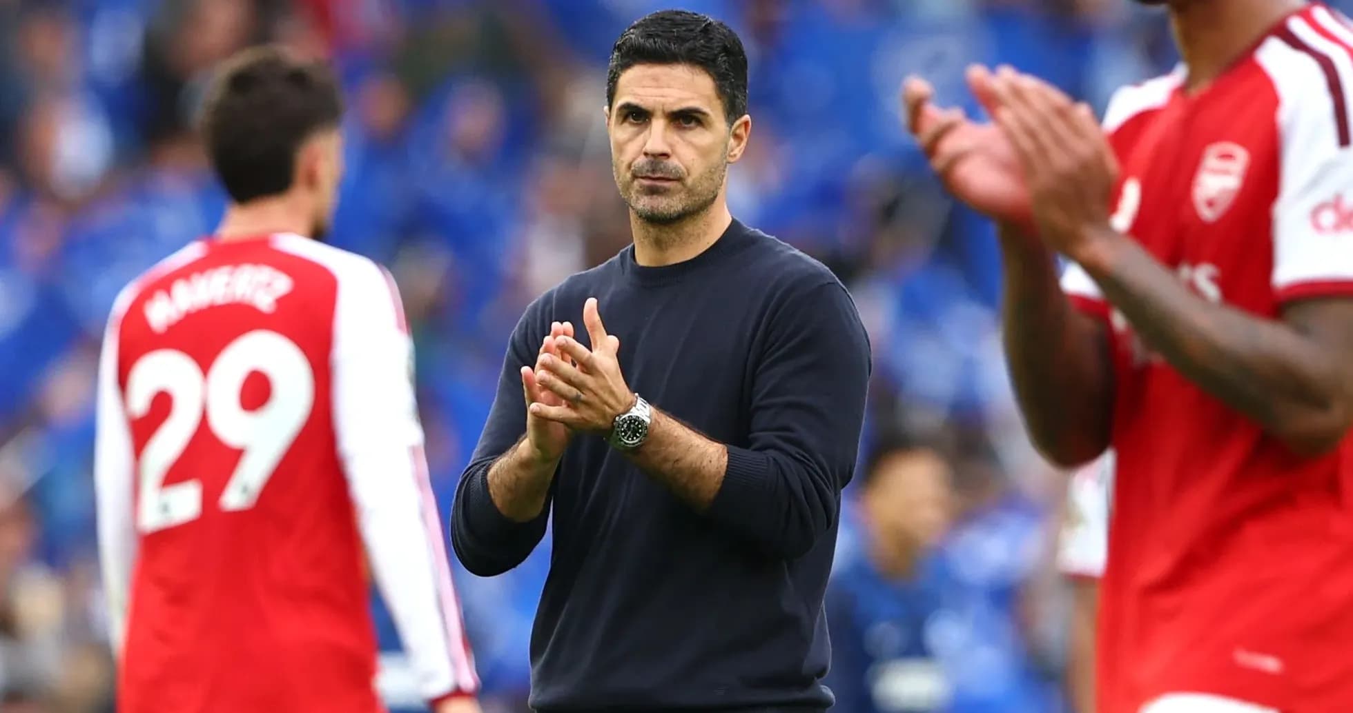 Entrenador aplaudiendo durante el partido de Arsenal Entrenador aplaudiendo durante el partido de Arsenal