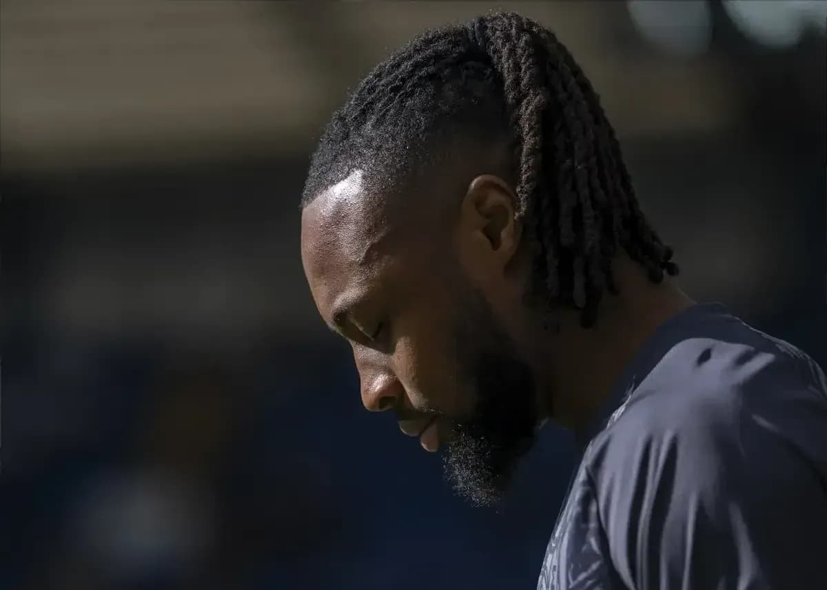 Jugador con la cabeza agachada en el campo Jugador con la cabeza agachada en el campo