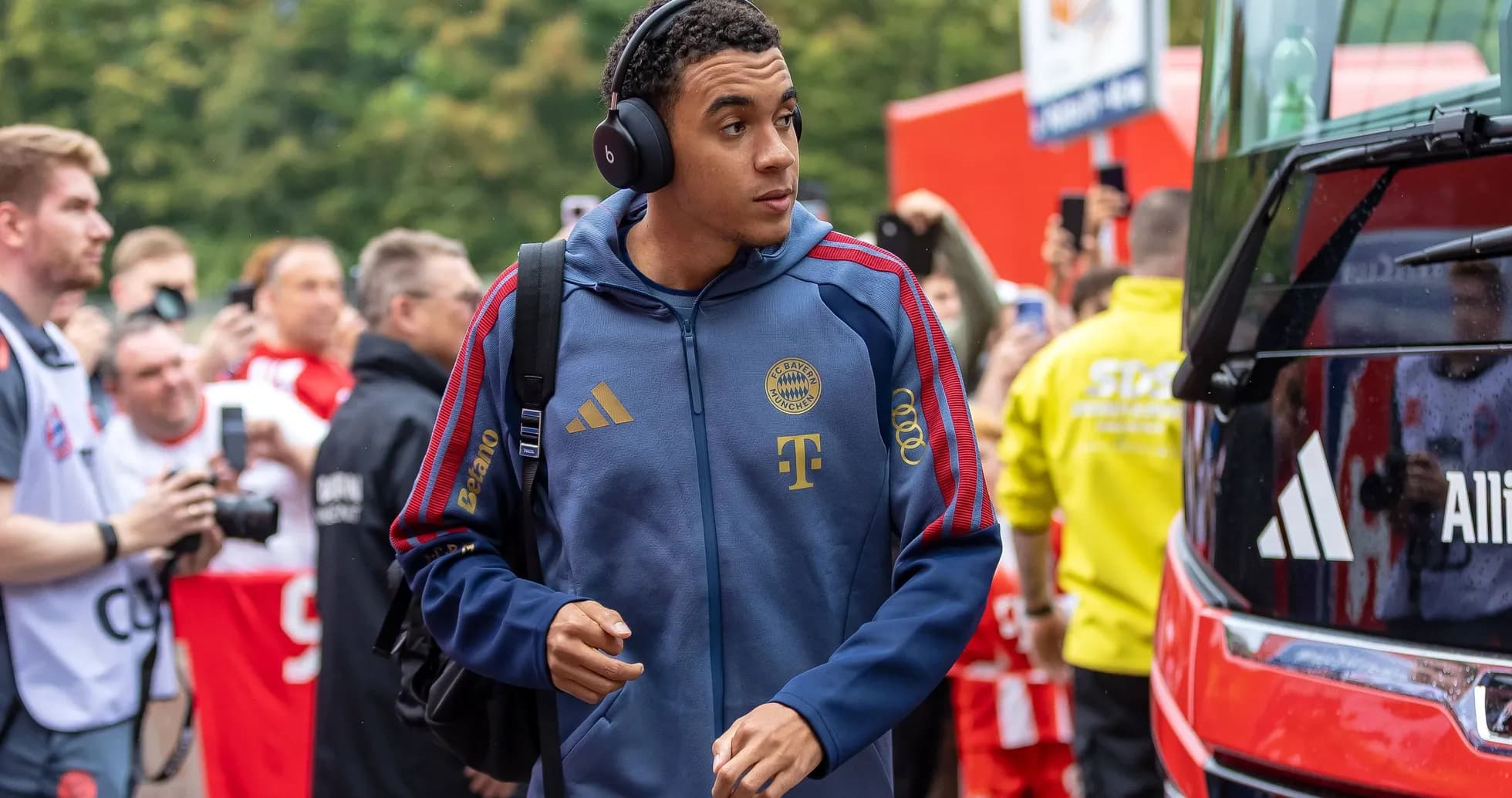 Jugador de Bayern Múnich llegando al autobús del equipo Jugador de Bayern Múnich llegando al autobús del equipo