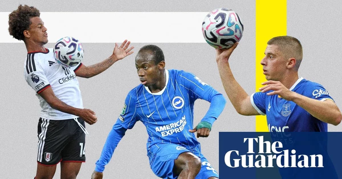 Tres jugadores de fútbol lanzando el balón Tres jugadores de fútbol lanzando el balón