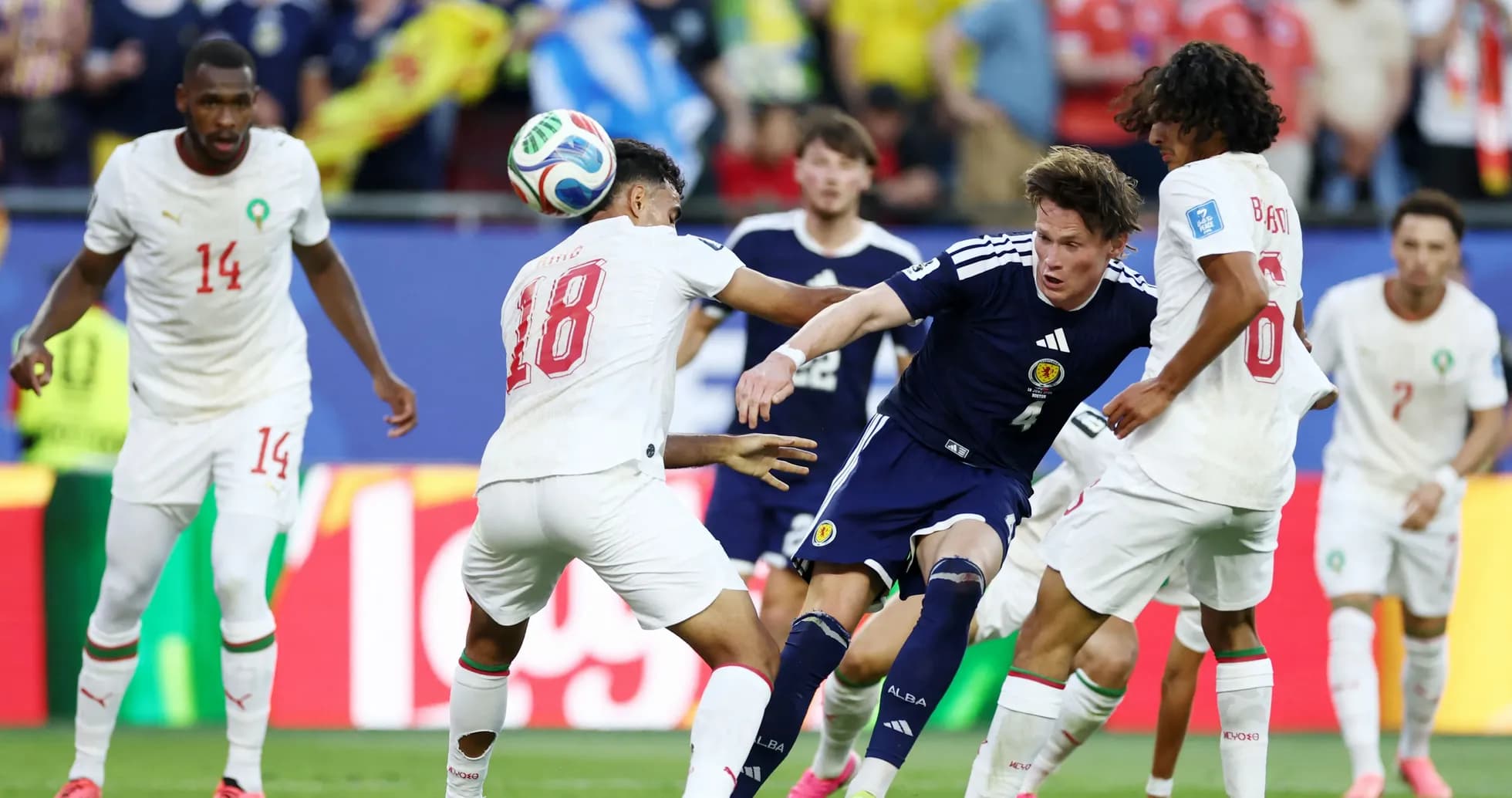 Jugadores de Escocia y Marruecos luchando por el balón Jugadores de Escocia y Marruecos luchando por el balón