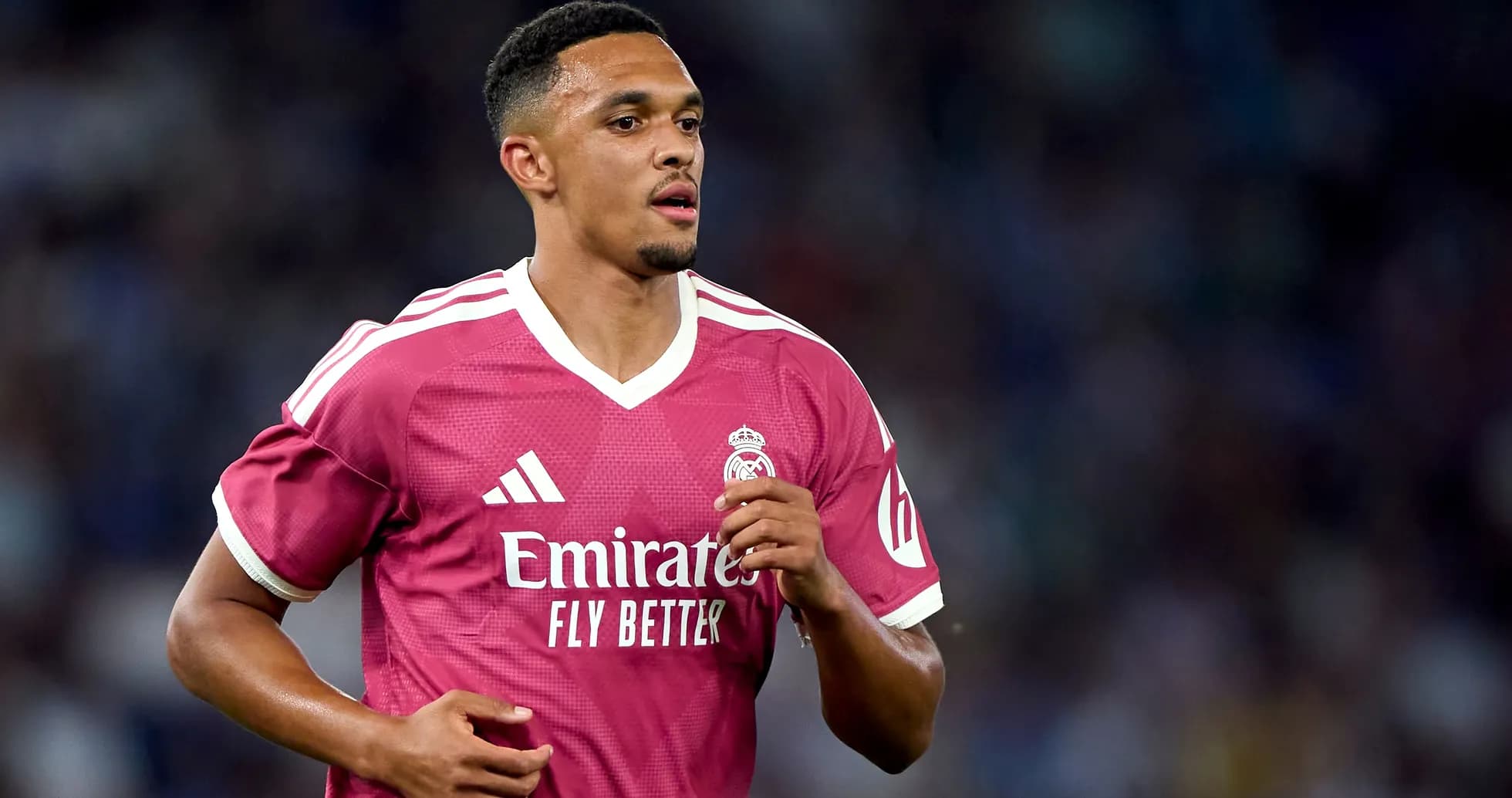 Jugador de Real Madrid corriendo en camiseta rosa Jugador de Real Madrid corriendo en camiseta rosa