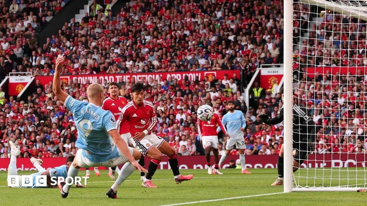 Jugador de Manchester City intenta marcar un gol Jugador de Manchester City intenta marcar un gol