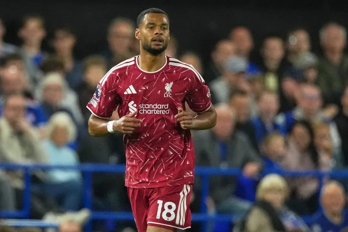 Jugador de Liverpool corriendo en un partido Jugador de Liverpool corriendo en un partido