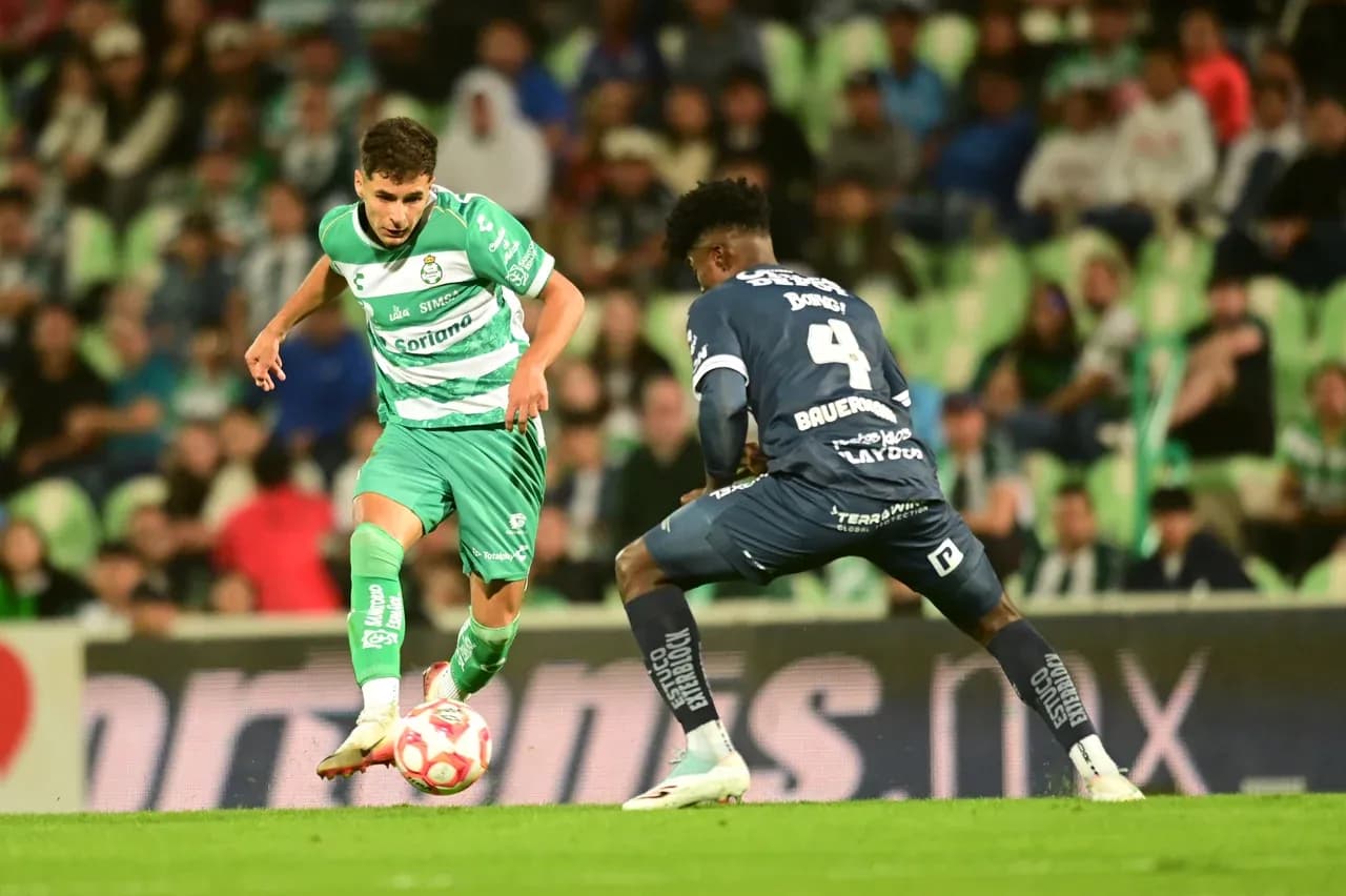 Jugador de Santos Laguna driblando a defensa de Pachuca Jugador de Santos Laguna driblando a defensa de Pachuca