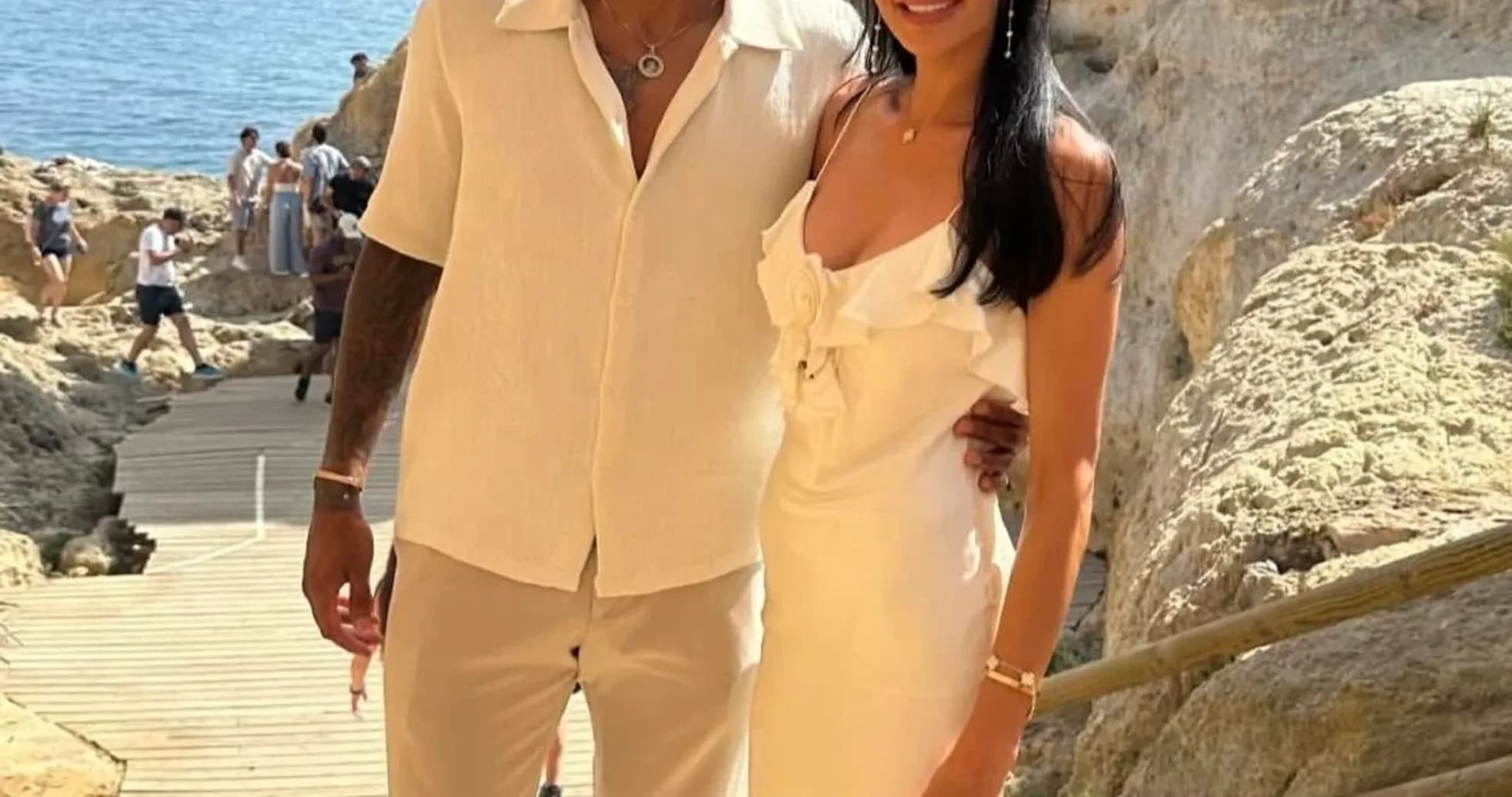 Pareja posando junto a la costa en verano Pareja posando junto a la costa en verano