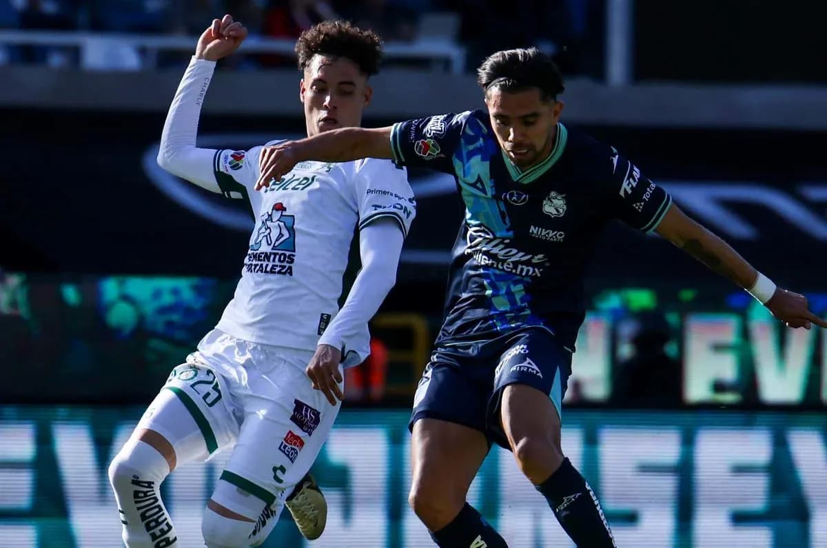 Jugadores de Puebla y León en acción Jugadores de Puebla y León en acción