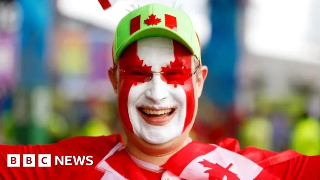 Hincha con cara pintada de Canadá en evento deportivo Hincha con cara pintada de Canadá en evento deportivo