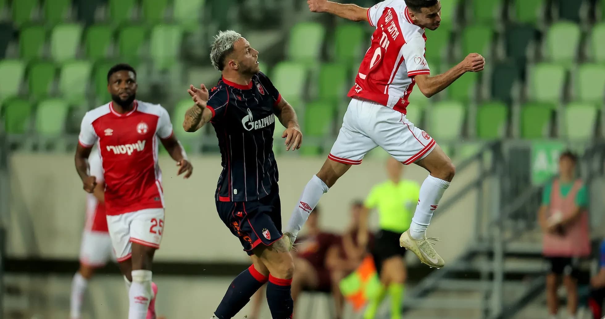 Jugador de FK Crvena Zvezda cabeceando el balón Jugador de FK Crvena Zvezda cabeceando el balón