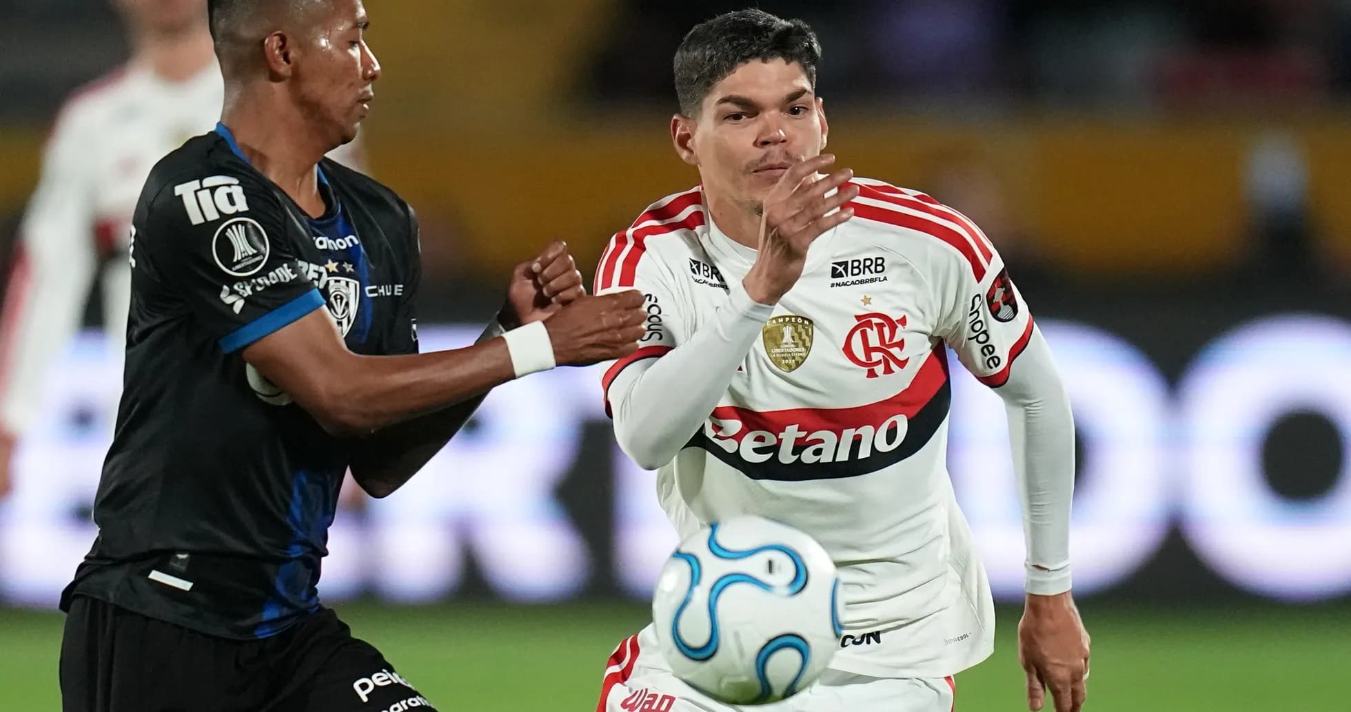 Jugador de Flamengo controlando el balón contra Independiente Jugador de Flamengo controlando el balón contra Independiente