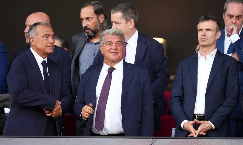 Dirigentes en el palco durante un partido Dirigentes en el palco durante un partido