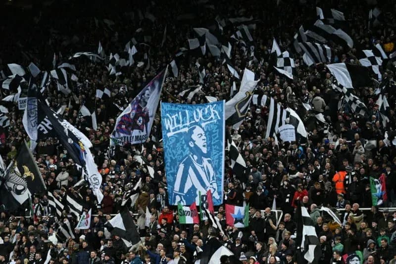 Aficionados con banderas en un estadio lleno Aficionados con banderas en un estadio lleno