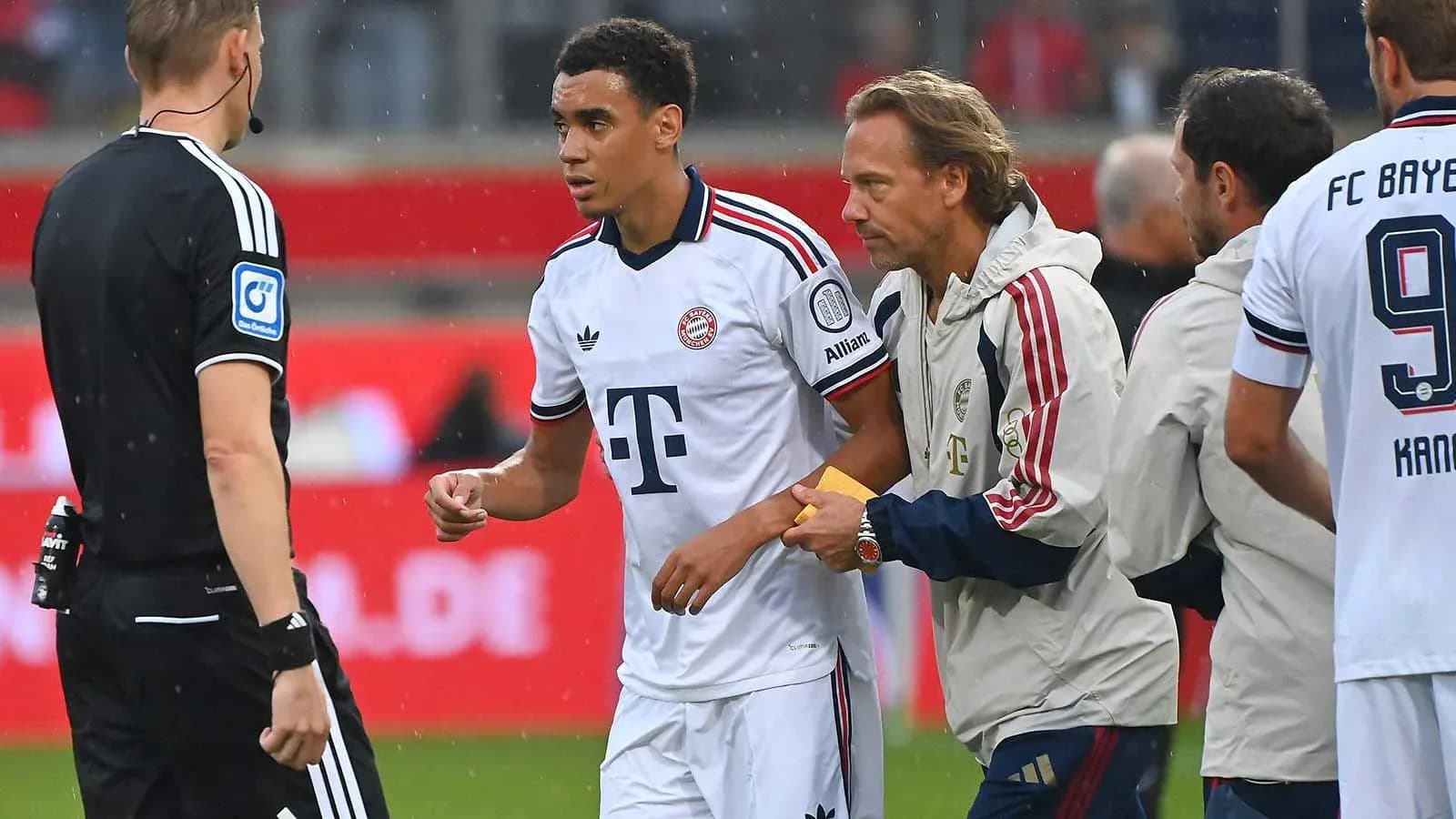 Jugador de Bayern Munich siendo atendido por el cuerpo técnico Jugador de Bayern Munich siendo atendido por el cuerpo técnico