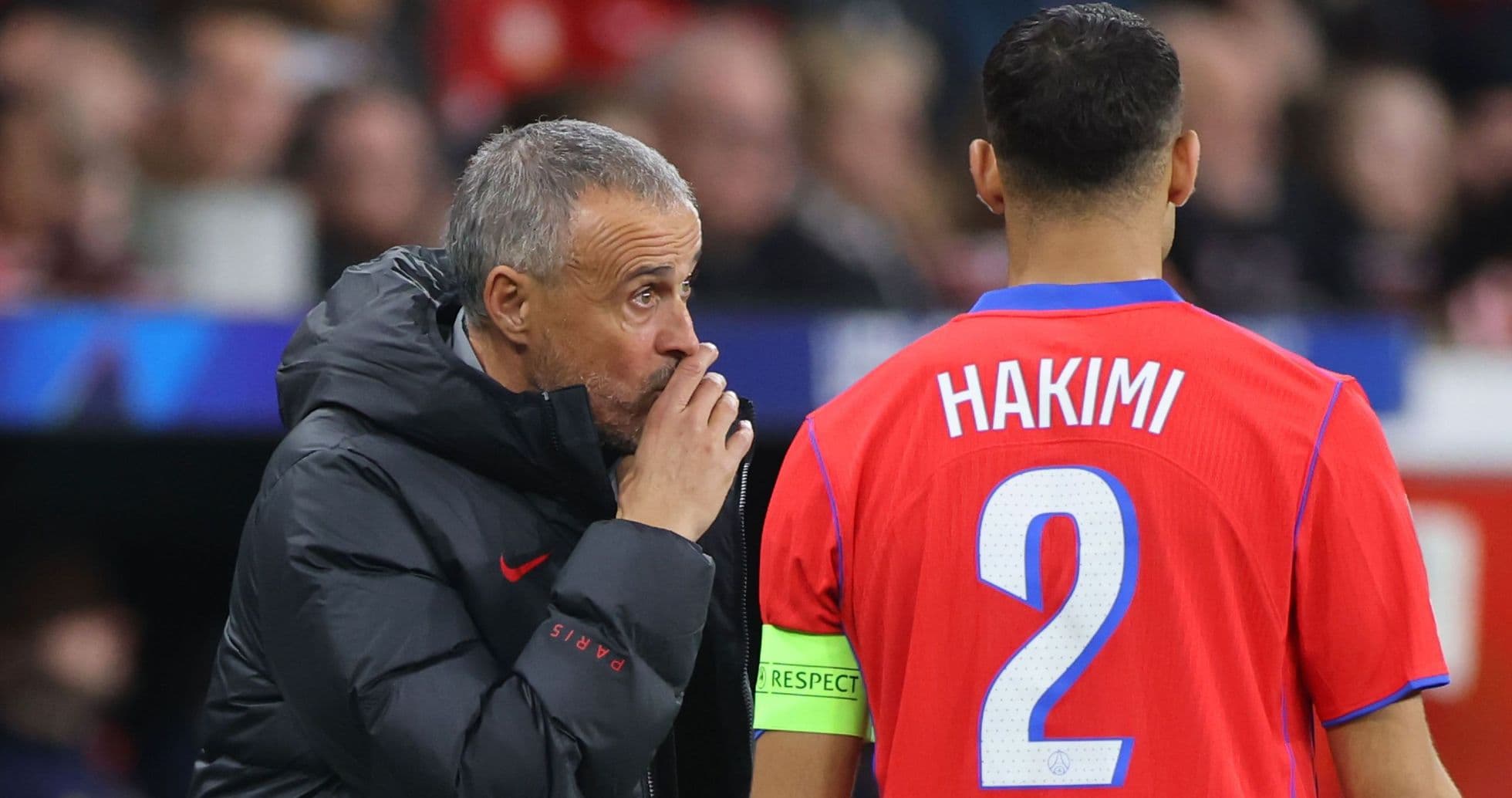 Entrenador hablando con Hakimi durante el partido Entrenador hablando con Hakimi durante el partido